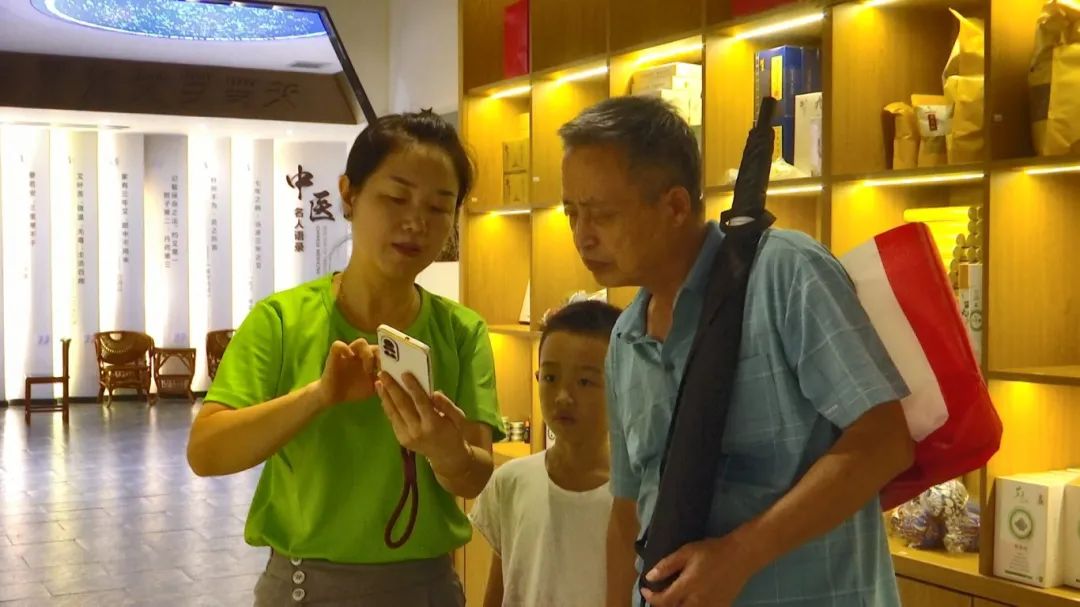 吴狄陆+三伏艾香引客来：众多外地顾客“打卡”艾灸疗法.mp4_snapshot_00.36.080.jpg