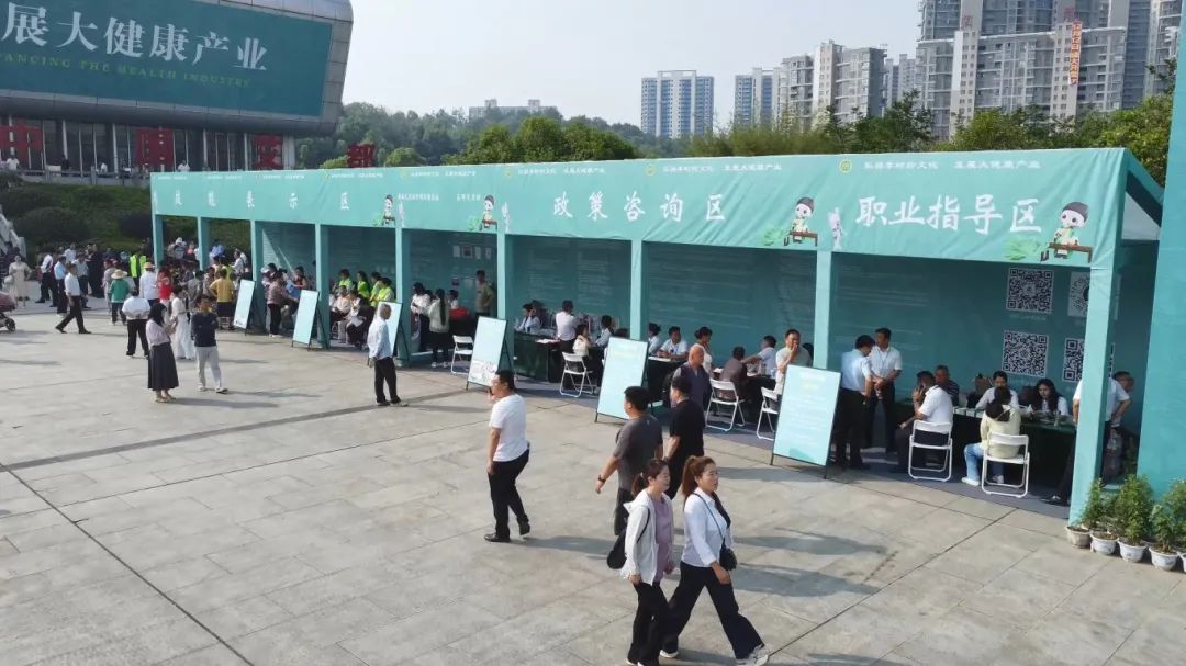 叶鑫+涉艾企业用工保障暨+“民营企业服务月”+直播招聘会举行.mp4_snapshot_00.25.000.jpg